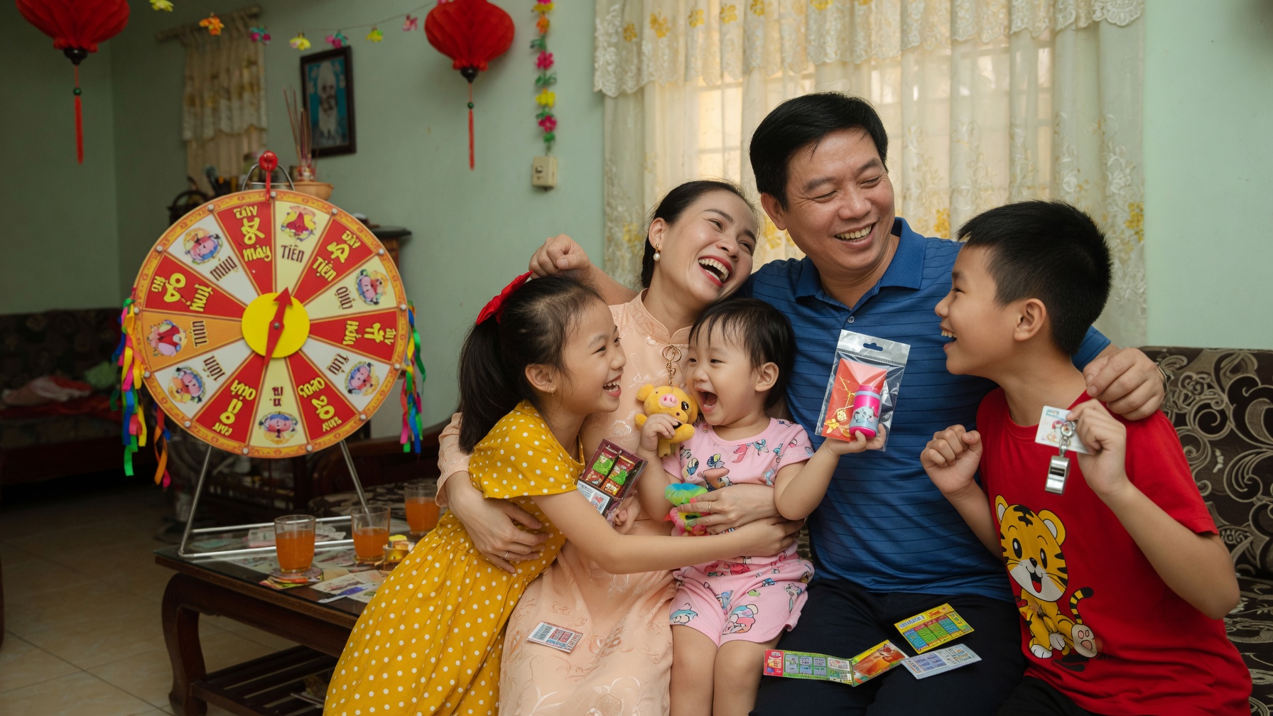 Gia đình vui vẻ sau khi chơi vòng quay may mắn