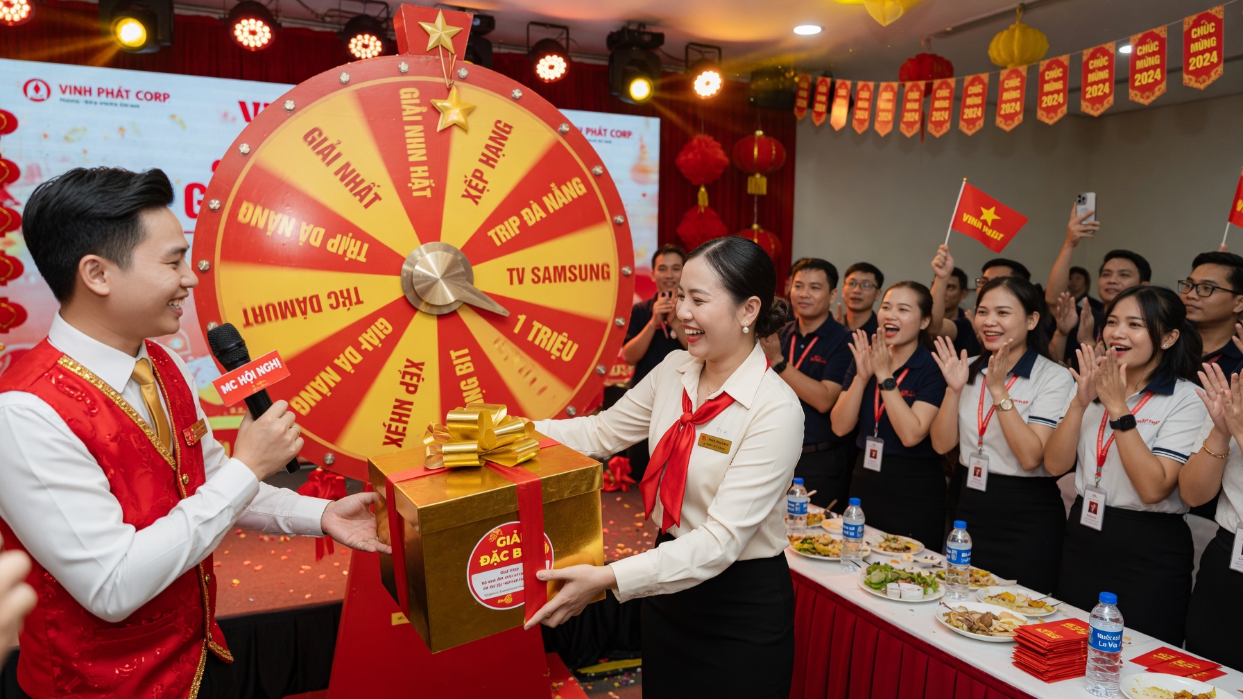 Trao giải bốc thăm tất niên bằng vòng quay may mắn