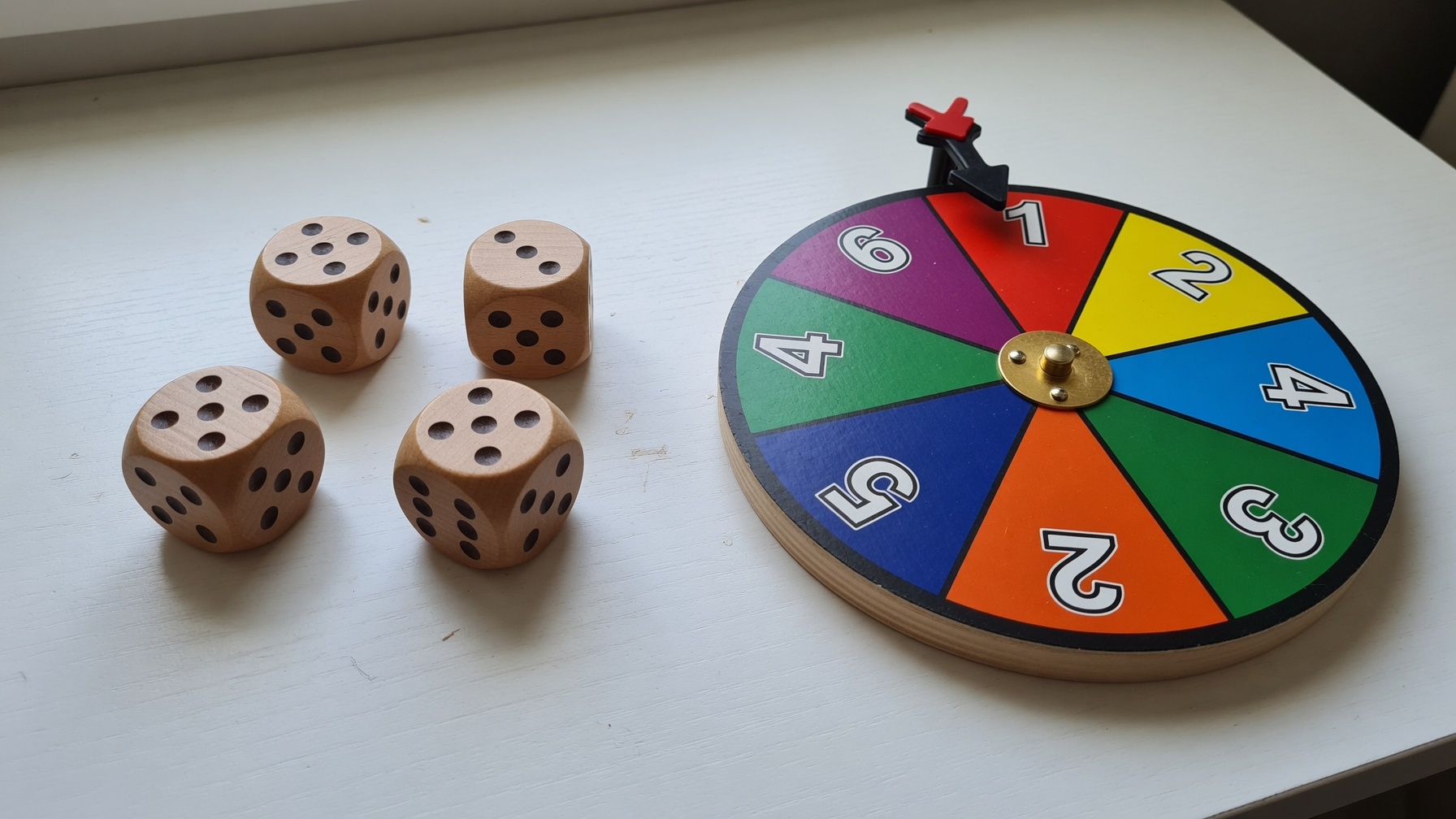 Vòng quay may mắn chia ô số 1 đến 6 dùng thay xúc xắc khi chơi game hoặc quay số